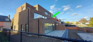 Welkom in dit moderne nieuwbouwappartement gelegen in Maasmechelen, een uitstekende keuze voor wie op zoek is naar eigentijds wooncomfort...