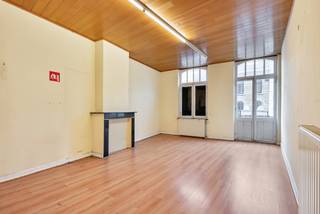 <p><strong>Te renoveren winkelpand met handelsgelijkvloers op toplocatie in Geraardsbergen</strong></p>
<p>Voor alle info of een bezoek bel 0470 79 24 20: <br />Ben jij op zoek naar een commercieel pand met tal van mogelijkheden? Ontdek dit te renoveren winkelpand, ideaal gelegen in het hart van Geraardsbergen!</p>
<ul>
<li><strong>Oppervlakte handelsgelijkvloers</strong>: 170 m² – perfect voor een winkel, horecazaak, kantoorruimte of andere commerciële doeleinden.</li>
<li><strong>Toplocatie</strong>: Gelegen in een drukke, goed bereikbare straat met veel passage en zichtbaarheid.</li>
<li><strong>Flexibiliteit</strong>: De indeling van het pand biedt ruimte voor een brede waaier aan commerciële of creatieve invullingen.</li>
</ul>
<p>Dit pand biedt niet alleen een uitstekende locatie, maar ook de kans om jouw zaak volledig naar eigen smaak en wensen in te richten. Ideaal voor ondernemers die willen investeren in een pand met toekomstperspectief.</p>
<p>Heeft dit pand jouw interesse gewekt? Neem contact met ons op voor meer details of om een bezichtiging in te plannen. Dit is jouw kans om een unieke commerciële ruimte op een toplocatie in Geraardsbergen te bemachtigen!<br /><br /><span>Voor alle info of een bezoek bel Saimen: 0470/79.24.20 of via e-mail: saimen@cornelis-partners.be</span></p>