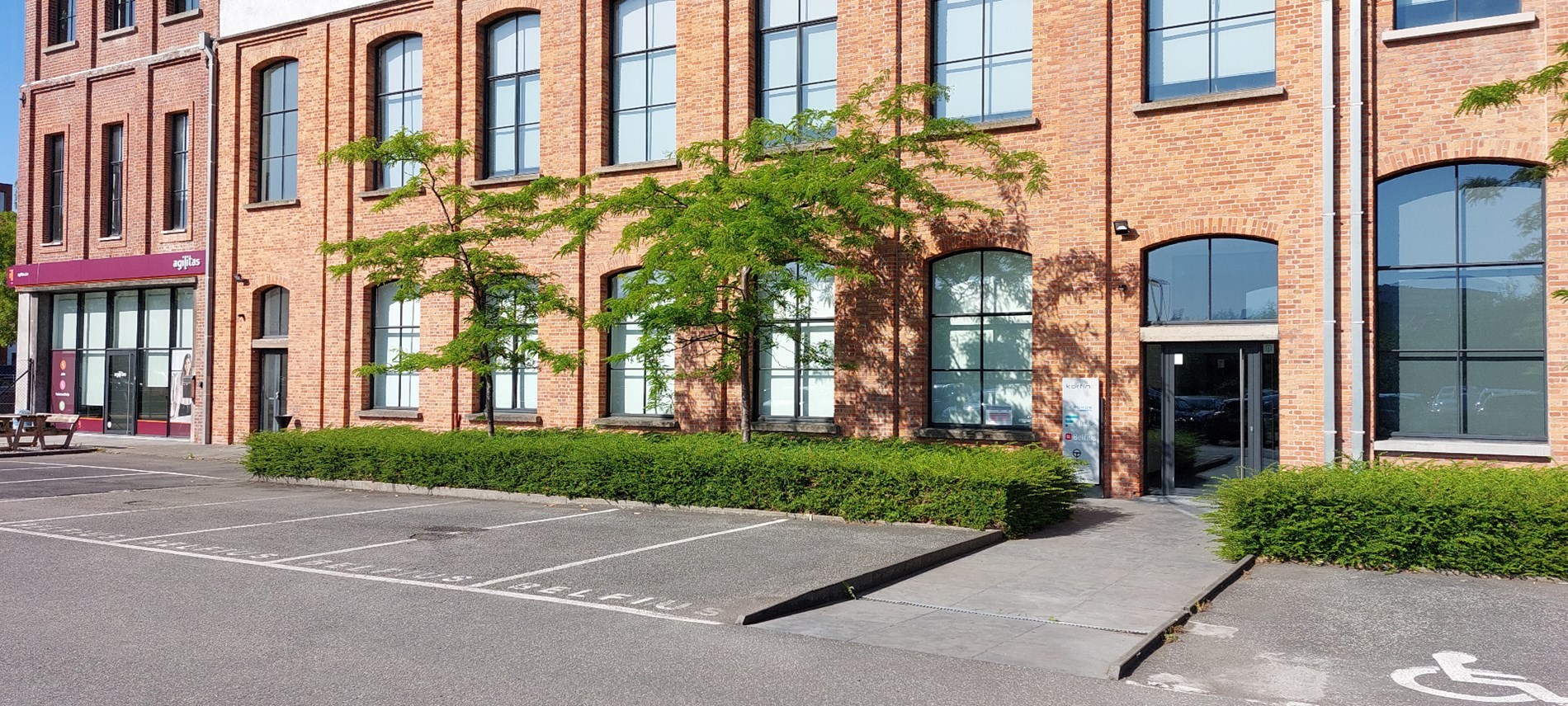 Top afgewerkt kantoor van 530m² nabij de Leieboorden - parking beschikbaar - foto 1