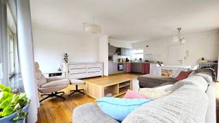 Leuk en jong duplexappartement in het centrum van Avelgem, dichtbij scholen, apotheken, winkels, sport en ontspanning. Het duplexappartement omvat...