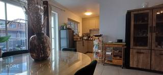 Gezellig gelijkvloersappartement te 9900 Eeklo bestaande uit ruime woonkamer, open ingerichte keuken, apart toilet, grote berging met aansluiting voor wasmachine, ruime badkamer met ligbad, 2 volwaardige slaapkamers en een zonneterras uitgevend op een stadstuintje. Dit woonappartement maakt deel uit van een kleine residentie en is erg rustig gelegen op een boogscheut van het centrum. <strong>Er wordt u tevens de mogelijkheid geboden om in dezelfde residentie een garagebox bij te kopen mits meerprijs. Toegankelijk voor mindervaliden.</strong><br />Kom vrijblijvend kijken en overtuig uzelf! <br /><br />Algemeen: basisidee is dat het appartement een ergonomische touch heeft. Niet uit een of andere frivoliteit maar uit het idee dat we met zijn allen ouder worden en ergonomie dan een belangrijk element is. Dat uit zich in :<br />- stopcontacten op 40cm hoogte ipv 20 cm waardoor je rug minder belast wordt<br />- het tabblad van de keukens is op een hoge stand<br />- de badkamers hebben een handvat<br />- deuren zijn normaliter voldoende breed om met een karretje te passeren<br />- op 1 punt na is alles zowat vlak in de vloer. er zijn bijvoorbeeld geen opstaande drempels in de deuren.<br /><br /><br /><u>Waarom wonen in Eeklo?</u><br />Centrale ligging: Vlot bereikbaar vanuit Gent, Brugge en Knokke, met goede verbindingen via trein, bus en fietswegen.<br />Groene omgeving: Dicht bij bossen, parken en natuurgebieden zoals Het Leen en het Meetjesland.<br />Voorzieningen: Winkels, horeca, scholen, sport- en medische faciliteiten binnen handbereik.<br />Cultureel & levendig: Actief stadsleven met wekelijkse markt, evenementen, en historisch erfgoed.<br />Betaalbaar wonen: Interessante prijs-kwaliteitverhouding voor wie comfortabel en rustig wil wonen.<br />Toekomstgericht: Investeringen in duurzame stadsvernieuwing maken van Eeklo een slimme woonkeuze<br /><br /><strong><span>Tekoopstelling onder voorwaarden; Zie www.more.be, "bijlagen" en onder voorbehoud van beschikbaarheid.</span></strong>