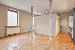Bent u op zoek naar een handelsruimte/praktijk/bureau op een uitstekende locatie in Sint-Amandsberg?<br />Dan is dit pand, zeker een bezoekje waard. <br />Doordat het een hoekpand is, geniet dit pand van een grote zichtbaarheid op een commerciële ligging!<br /><br />Dankzij de ligging aan het vernieuwde Heilig Hartplein bevinden winkels, openbaar vervoer en de Gentse binnenstad zich op wandel- of fietsafstand.<br />De kerk is nu omgetoverd naar een moderne en warme ontmoetingsplek met een restaurant en de mogelijkheid om zalen te huren.<br />Misschien kan uw eigen zaak een mooie aanvulling worden bij deze nieuwe site?<br /><br />Het pand beschikt over een open ruimte met een ingerichte keuken en een badkamer met douche, lavabo en toilet.<br />Het handelspand heeft een mooie houten plankenvloer en een aangename lichtinval.<br /><br />TROEVEN:<br />Deze handelsruimte/praktijk/bureau is bovendien asbestveilig en beschikt over een conforme elektrische installatie, geldig tot 2050.<br />Het EPC-label C is opgemaakt voor de gevel renovatie en de gevel isolatie.<br />Bij een nieuw EPC-attest, bekomt u ongetwijfeld een Label-B.<br />Het dak is geïsoleerd met 8 cm MW en de gevel is recent geïsoleerd met 6 cm EPS.<br /><br />Kortom, een interessante kans voor nieuwe ondernemers!<br /><br />Voor meer informatie of een bezoek, bel Lisse: 0477 17 19 12 of mail naar lisse@cornelis-goeman.be<br />De vermelde oppervlakten zijn louter informatief en niet bindend.
