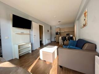 Gemeubeld appartement gelegen in Holiday Suite op de Zeedijk in Blankenberge. Dit appartement biedt een centrale locatie op wandelafstand van het centrum, het station, het casino en de jachthaven. Een zorgeloze investering waarbij het beheer wordt verzorgd door een professioneel team. U deelt mee in de exploitatieopbrengsten die elke drie maanden worden uitbetaald. En als u zelf wilt genieten van uw appartement, is dat zeker mogelijk volgens een afgesproken formule.<br /><br />Het appartement is als volgt ingedeeld: een inkomhal met woonkamer, een open keuken en een terras, een slaapkamer met een tweepersoonsbed, een slaapkamer met een stapelbed en een badkamer met wastafel, toilet en douche. Enkel mogelijk als tweede verblijf of investering, geen domicilieadres mogelijk. Mooi rendement!<br /><br />Voor meer informatie of een bezoek ter plaatse aarzel niet en bel Gaëlle op het nummer 0479 17 17 17<br />