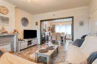 Zeer solide gesloten bebouwing te Liedekerke. De woning is vlot bereikbaar en bevindt zich in dichte nabijheid van scholen, diverse winkels/warenhuizen, openbaar vervoer en op-en afrittencomplex E40. De constructie werd volledig opgetrokken in beton en werd als volgt ingedeeld: op het gelijkvloers: een garage met toilet en wasplaats, een zeer ruime en lichtrijke leefruimte (38m²), een ruime keuken en een aangenaam terras met tuin. De nachthal geeft op de eerste verdieping toegang tot 3 slaapkamers, de badkamer en een vaste trap naar de zolder waar makkelijk nog 2 kamers in gemaakt kunnen worden. TROEVEN: EPC (C) | Dak volledig vernieuwd (2018) | Condensatieketel op aardgas (2018) | Ramen dubbel glas in PVC | Momenteel verhuurd aan €850. Achter de woning is er nog een zonrijke tuin van +- 80m². Wenst u meer informatie of een bezoek? Aarzel niet ons te contacteren via Louis@immoaccenta.be