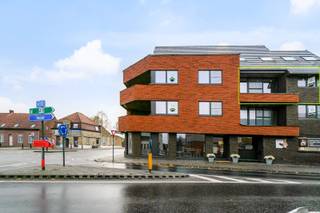 <span><span>Kleinschalige en energiezuinige '<strong>Residentie Le Vieux Charles'</strong>, bestaande uit <strong>5 prachtige en ruime appartementen.</strong><br />In het hartje van Poelkapelle, <strong>uitkijkend op het Guynemerplein</strong> vinden we deze kleinschalige en <strong>uiterst energiezuinige </strong>'Residentie Vieux Charles', bestaande uit 4 ruime appartementen en één penthouse. Onderaan bevindt zich een kwalitatieve bakkerij en chocolade zaak. De residentie bevindt zich meerbepaald op de hoek van de Brugseweg en de Wallenmolenstraat. <br /><br />Dit prachtig gelegen nieuwbouwproject beschikt over vier ruime appartementen met telkens 2 slaapkamers en een totale oppervlakte van 110 m² tot 117 m².  Daarnaast beschikt elk appartement ook over min. één groot terras van 8 m² tot 17 m². Verder heeft u momenteel nog vrije keuze in de afwerking van de keuken (Dovy-Ieper), badkamer en de vloer van uw appartement. Ook worden deze lichtrijke appartementen uitgerust met vloerverwarming aangestuurd door een warmtepomp (via warmtenet: innoverende technologie). Het regenwater wordt maximaal opgevangen in grote ondergrondse <strong>buffertanks (3x 15.000 Liter). </strong><br /><br />Bereikbaarheid, oriëntatie, uitzicht, beleefbaarheid, woonkwaliteit, rust, cultureel aspect, historiek, degelijkheid met hoge afwerkingsgraad, architecturaal concept, energiek aspect... zijn termen die het ontwerp van het project 'Residentie Le Vieux Charles' bepaald hebben.<br /><br /><strong>!! Aankoop aan het voordeel-tarief van 6% is mogelijk !!</strong><br /><br /><u><strong>Extra:</strong></u></span></span>
<ul>
	<li><span><span>Ruime budgetten voorzien voor keuze afwerkingsmaterialen;</span></span></li>
	<li><span><span>zeer energiezuinige appartementen;</span></span></li>
	<li><span><span>aangesloten op een intern warmtenet (uniek) - vloerverwarming en warmtepomp;</span></span></li>
	<li><span><span>unieke ligging;</span></span></li>
	<li><span><span>...</span></span></li>
</ul>
<span><span> Voor meer informatie omtrent de oplevering van de verschillende appartementen, gelieve contact te nemen met één van onze makelaars.<br /><br />Bent u op zoek naar een prachtig en ruim appartement met 2 slaapkamers en een leuk leefterras in een kleinschalige residentie? Plan dan snel uw bezoek! Contacteer ons kantoor op het nummer 051 50 11 51 of per mail via diksmuide@diksimmo.</span></span>