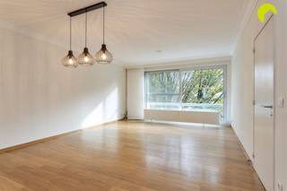 Op een centrale locatie in Mortsel, op wandelafstand van het centrum, winkels, scholen en verbindingswegen, vinden we dit leuke 2 slpk-appartement...