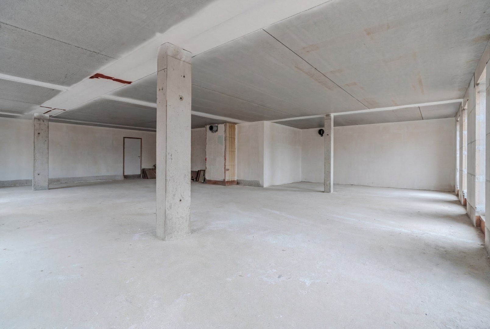 Casco handelsruimte te koop op een invalsweg van Veurne centrum - foto 4