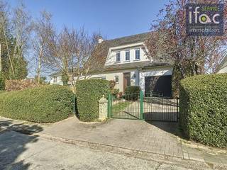 Charmante villa op toplocatie nabij het park van Tervuren op een uiterst residentiële en rustige locatie, op wandelafstand van zowel het...