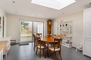 <strong><span>Luxueus gerenoveerde rijwoning met zuidgerichte tuin en garage in Zichem</span></strong><br />In het gezellige <strong><span>Zichem, deelgemeente van Scherpenheuvel</span></strong>, bevindt zich deze <strong><span>instapklare rijwoning</span></strong> die in <strong><span>2020 volledig werd gerenoveerd</span></strong> met oog voor kwaliteit, comfort en uitstraling. Dankzij de <strong><span>warme afwerking met houten accenten</span></strong> ademt deze woning pure gezelligheid, gecombineerd met een hedendaagse, luxueuze stijl.<br /><br />Via de <strong><span>inkomhal</span></strong> betreed je het gelijkvloers, waar een <strong><span>ruime open leefruimte</span></strong> je meteen verwelkomt. De <strong><span>open keuken</span></strong> geniet van een aangename <strong><span>natuurlijke lichtinval</span></strong> en vormt het hart van de woning — ideaal voor gezellige familiemomenten of etentjes met vrienden. Verder is er een <strong><span>aparte berging/wasplaats</span></strong>, praktisch en netjes uit het zicht.<br />De woning telt <strong><span>3 volwaardige slaapkamers</span></strong> en een stijlvolle <strong><span>badkamer met zowel ligbad als douche</span></strong>, perfect afgestemd op het comfort van een modern gezin.<br /><br />Buiten geniet je van een <strong><span>groot terras en een zuidgerichte stadstuin</span></strong>, waar je de hele dag door van de zon kan profiteren. Een <strong><span>garage</span></strong> maakt het plaatje compleet en biedt extra comfort en opbergruimte.<br /><br />Met een <strong><span>bewoonbare oppervlakte van 164 m²</span></strong> en een <strong><span>EPC B-label</span></strong> is deze woning niet alleen mooi, maar ook energiezuinig. Ideaal voor <strong><span>jonge gezinnen</span></strong> én <strong><span>investeerders</span></strong> die op zoek zijn naar een zorgeloze, kwalitatieve woning.<br /><br /><strong><span>Troeven:</span></strong>
<ul>
	<li>Volledig gerenoveerd in 2020</li>
	<li>164 m² bewoonbare oppervlakte</li>
	<li>Open leefruimte met veel licht</li>
	<li>Open keuken met natuurlijke lichtinval</li>
	<li>Aparte berging/wasplaats</li>
	<li>3 slaapkamers</li>
	<li>Badkamer met bad én douche</li>
	<li>Zuidgerichte tuin en groot terras</li>
	<li>Garage</li>
	<li>EPC B</li>
	<li>Luxueuze, warme afwerking</li>
</ul>
<strong><span>Een woning waar je niets meer aan hoeft te doen — enkel verhuizen en genieten.</span></strong> 🏡✨<br /> 