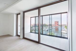 Are you looking for an apartment with a breathtaking view?  <br />The view from this apartment will truly amaze you.  <br /><br />Shops, restaurants, and cafés are located at the foot of the building, making life here both enjoyable and peaceful.  <br /><br />This studio is situated on the sixth floor of AEQUOR, the most beautiful new development in 't Eilandje. You can enjoy the views of 't Eilandje from every room.  <br /><br />Finished with new, modern comforts, coming home here is a daily pleasure.  <br /><br />Optional parking space available for rent in the basement at €150 per month.  <br /><br />General monthly costs are €170 (including heating).  <br /><br />Available from September 15th.  <br /><br />Contact LISTED to schedule a viewing: +32 3 283 51 51.