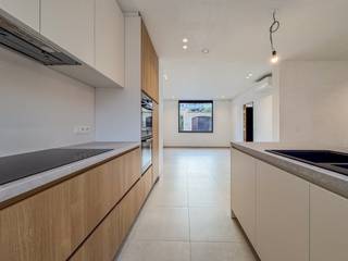 Pal in het centrum van Diksmuide, op wandelafstand van winkels, horeca en andere voorzieningen, bevindt zich deze totaal gerenoveerde woning met 3 slaapkamers en gezellige stadstuin.<br /><br />INDELING:<br /><br />Kelder: Ruime kelder.<br /><br />Gelijkvloers: Inkomhal, apart toilet, lichtrijke leefruimte met open en volledig ingerichte keuken, eetplaats en toegang tot de gezellige stadstuin.<br /><br />1e verdieping: Nachthal, twee ruime slaapkamers en ingerichte badkamer met ligbad, inloopdouche en lavabomeubel.<br /><br />2e verdieping: Nachthal, berging/technische ruimte en derde slaapkamer.<br /><br />Troeven:<br />- Centrale ligging in hartje Diksmuide<br />- Totaal gerenoveerd en instapklaar<br />- EPC-label A<br />- 8 zonnepanelen<br />- Lucht/lucht-warmtepomp voor verwarming én airconditioning<br />- PVC-schrijnwerk met hoogrendementsbeglazing<br />- Extra: de trap wordt nog volledig geschilderd en verder afgewerkt.<br /><br />Energiezuinig, volledig gerenoveerd en instapklaar wonen in hartje Diksmuide? Deze woning heeft het allemaal!<br /><br />Benieuwd? Ontdek deze woning alvast via de 360° virtuele tour en ervaar zelf de indeling: https://my.matterport.com/show/?m=JyNSW4CsJA5<br /><br />Meer info: www. vastgoedvanoverschelde.be