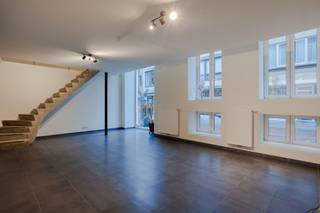 Stationsstraat 37: Moderne commerciële duplexruimte met sterke visibiliteit in centrum Wetteren
In een van de meest dynamische straten van Wetteren bevindt zich deze moderne commerciële duplexruimte, ideaal voor ondernemers of investeerders die belang hechten aan ligging, uitstraling en functionaliteit. De Stationsstraat verbindt het station met het hart van de gemeente en staat garant voor continue passage en uitstekende bereikbaarheid. Mobiscore 8,6/10
Gelijkvloers: open commerciële ruimte met royale raampartijen die zorgen voor natuurlijke lichtinval en maximale zichtbaarheid. Deze verdieping is perfect inzetbaar als publieksgerichte ruimte en beschikt over een toilet en berging.
Verdieping: aangename tweede zone die eventueel kan dienen voor ondersteunende functies. Dankzij de split-level indeling kan het commerciële luik discreet gescheiden worden van het meer private werkgedeelte. Keuken en berging zijn aanwezig.
De totale oppervlakte bedraagt 107m² en laat een brede waaier aan professionele invullingen toe binnen een commerciële context. De omgeving wordt gekenmerkt door een mix van gevestigde handelszaken, horeca en vrije beroepen. Een levendige en kwalitatieve buurt.
Zoekt u een professionele handelsruimte met uitstraling, flexibiliteit en een strategische ligging? Dan is dit pand absoluut het bekijken waard. Neem gerust contact op voor bijkomende informatie via het nummer 092678575 of +32 483 31 27 33