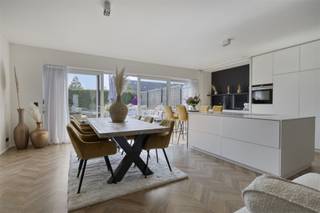 <p>Welkom in deze prachtige woning te Zwijndrecht, een ideale gezinswoning met een bewoonbare oppervlakte van maar liefst 260m² . Deze stijlvolle woning beschikt over vier ruime slaapkamers, perfect voor een groot gezin die op zoek is naar luxe en ruimte. De moderne en ongelooflijk ruime badkamer biedt comfort en stijl, met kwalitatieve afwerkingen die ontspanning garanderen.</p><p>De open keuken is een droom voor elke kookliefhebber, met een strakke, functionele opstelling die aansluit op de eet- en leefruimte. Veel lichtinval en een naadloze overgang naar de verzorgde tuin met zwembad, maken het een perfecte plek voor zomerse ontspanning.</p><p>Opbergruimte is ruimschoots voorzien, mede dankzij de ingebouwde kasten en ruime garage. De woning straalt rust en moderniteit uit door het gebruik van hoogwaardige materialen en een doordachte indeling.</p><p>Maak van deze woning jouw thuis, waar comfort en luxe naadloos samengaan. Een unieke opportuniteit voor wie zoekt naar kwaliteit en ruimte. Neem vandaag nog contact op voor een bezichtiging!</p>
