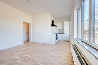 <p><span>Dit </span><span>instapklare appartement </span><span>staat te koop in de </span><span>Dennenlaan </span><span>in Wilrijk. Op wandelafstand vinden we het </span><span>centrum van Wilrijk</span><span>, </span><span>Park Den Brandt</span><span>, het Middelheim, verschillende winkels en scholen alsook het openbaar vervoer.</span></p><p><span> </span></p><p><span>Het appartement is gelegen op de tweede verdieping van een </span><span>kleinschalig gebouw</span><span> met slechts 4 appartementen. Het gelijkvloerse appartement heeft een oppervlakte van zo'n 65m² met een </span><span>zonnige terras </span><span>(4m²). Bovendien onderging het volledige gebouw in 2024 een opfrissing. </span></p><p><span> </span></p><p><span>Indeling </span></p><p><span>- gelegen op de tweede verdieping (geen lift)</span></p><p><span>- inkomhal</span></p><p><span>- apart toilet</span></p><p><span>- woonkamer en eetkamer</span></p><p><span>- open geïnstalleerde keuken</span></p><p><span>- slaapkamer 1 (13m²)</span></p><p><span>- slaapkamer 2 (11m²) met aansluitend de badkamer met douche en lavabo</span></p><p><span>- terras (4m²)</span></p><p><span>- privatieve kelder</span></p><p><span> </span></p><p><span>Algemeen gebouw</span></p><p><span>- aparte nutsvoorzieningen</span></p><p><span>- vernieuwd dak met isolatie</span></p><p><span> </span></p><p><span>Troeven</span></p><p><span>- top ligging in Wilrijk</span></p><p><span>- veel lichtinval</span></p><p><span>- conforme elektriciteit</span></p><p><span>- nieuwe CV-ketel</span></p><p><span> </span></p><p><span>Ben jij geïnteresseerd in dit appartement te koop in Wilrijk, ben je op zoek naar ander vastgoed of wens je de waarde van jouw eigendom te kennen? Dan ben je bij BOLT immo aan het juiste adres! Wij helpen jou graag verder.</span><span> </span></p>