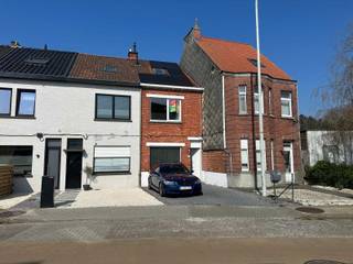 Deze charmante, instapklare woning, volledig gerenoveerd in 2008, combineert comfort met een uitstekende ligging. Met een open leefruimte, 2...