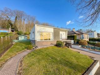KNUSSE OPEN BEBOUWING met tuin, garage en AANGENAAM VERZICHT aan de RAND VAN HET CENTRUM van Geraardsbergen. Deze woning combineert een...
