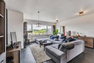 <p>In het centrum van <strong>Welle</strong> vinden we dit <strong>gerenoveerde penthouse</strong> met een zeer <strong>ruim terras</strong>. Dit penthouse werd <strong>volledig gerenoveerd in 2020</strong>. We betreden het penthouse via de inkomhal waar zich een gastentoilet bevindt. Via de inkomhal komen we in de <strong>gezellige leefruimte</strong> terecht met aansluitend de <strong>volledig geïnstalleerde keuken</strong>. Er is ook een toegang tot een zeer <strong>praktische bureauruimte</strong> via de leefruimte. Via de inkomhal betreden we ook de badkamer, die voorzien is van een <strong>ligbad met douche</strong>. Verder hebben we <strong>twee ruime slaapkamers</strong>. De hoofdslaapkamer is voorzien van ingebouwde kasten. Deze heeft ook een directe toegang tot het <strong>prachtige terras</strong> van maar liefst <strong>35m²</strong>. Verder is er ook een <strong>staanplaats inbegrepen</strong> in de prijs. <strong>EPC (B) - Geen Lift - Gerenoveerd</strong></p><p></p><p>*Stedenbouwkundige inlichtingen en maatregelenregister in aanvraag</p>