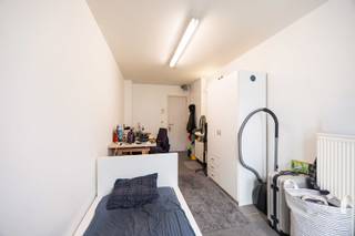 Voor verdere info of een vrijblijvende waardebepaling van uw eigendom: marco@homixx.be of 016 199 343.<br /><br />Bent u op zoek naar een zorgeloze en renderende investering, of zoekt u een comfortabele thuisbasis voor uw studerende zoon of dochter? Als uw professionele vastgoedpartner stellen wij met trots deze instapklare en bemeubelde studentenkamer voor, gelegen op een absolute toplocatie. Dankzij de strategische ligging bevinden alle faciliteiten, openbaar vervoer en gezellige stadspleinen zich in de directe nabijheid.<br /><br />Deze kamer combineert een doordacht ruimtegevoel met modern comfort en beschikt over een bewoonbare oppervlakte van 14 vierkante meter. De indeling voorziet in één gezellige sla- en studeerruimte, die dankzij het aanwezige meubilair meteen klaar is voor gebruik. Daarnaast heeft u toegang tot een goed onderhouden, gemeenschappelijke badkamer.<br /><br />Bij de realisatie van dit gebouw werd veel aandacht besteed aan duurzaamheid en veiligheid. De kamer beschikt over een uitstekende EPC-score A, wat garant staat voor een minimaal energieverbruik en een lage energiefactuur. Als extra troeven is het complex uitgerust met continue camerabewaking voor een optimaal veiligheidsgevoel, en is er een handige fietsenparking achteraan het gebouw voorzien. <br /><br />Kortom, een unieke en instapklare opportuniteit op een gegeerde ligging.