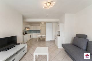 <p>Te koop: verzorgd appartement in het centrum van Koksijde, op korte wandelafstand van zee, duinen en openbaar vervoer.</p>
<p> </p>
<p>Dit appartement, gelegen in een recent gerenoveerd gebouw (geen aankomende kosten), biedt een prachtig zongericht terras met lateraal zeezicht en beschikt over één ruime slaapkamer. De ligging in de toeristische zone maakt het ideaal voor wie wil genieten van de kust en alle voorzieningen binnen handbereik.</p>
<p> </p>
<p>Belangrijkste ruimtes:<br />• Lichte woonkamer met toegang tot het terras<br />• Functionele keuken<br />• Ruime slaapkamer<br />• Badkamer met douche<br />• Inkomhal<br />• Berging<br />• Kelder<br />• Zongericht terras met lateraal zeezicht</p>
<p> </p>
<p>Troeven:<br />• Recent gerenoveerd gebouw – geen aankomende kosten<br />• Zongericht terras met lateraal zeezicht<br />• Eén ruime slaapkamer</p>
<p> </p>
<p>Neem vandaag nog contact op met je ERA-makelaar voor een bezoek.<br />058 51 23 23 of op arne@eraservimo.be</p>
<p> </p>
<p>JOUW DROOMAPPARTEMENT. ZO GEVONDEN!</p>