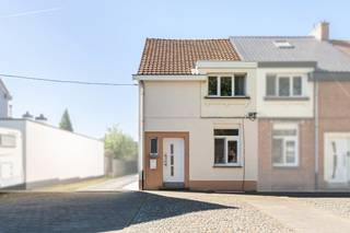 Karaktervolle halfopen woning in Merksem, gelegen aan de Volkstuinlei, in een groene omgeving en op wandelafstand van winkels, scholen,...
