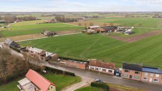 &gt;<strong>Ligging &amp; Indeling</strong><br />Hier geniet u dagelijks van weidse, landelijke uitzichten rondom de woning. Het terras en de ruime zijtuin vormen de perfecte plek om tot rust te komen terwijl u uitkijkt over het open polderlandschap. De combinatie van groen, ruimte en privacy maakt dit tot een zeldzaam aanbod in de regio.
<h3>Deze woning beschikt over een lichtrijke leefruimte en keuken, waar grote raampartijen zorgen voor een maximale connectie met de omgeving. Verder zijn er momenteel meerdere slaapkamers aanwezig, met de mogelijkheid tot het creëren van 3 volwaardige - ideaal voor gezinnen of wie extra ruimte wens voor een bureau of hobbykamer. Een grote, vlot toegankelijke garage met bijkomende berging biedt tal van praktische mogelijkheden, zowel voor de wagen, fietsen als extra werk/opslagruimte.<br /><br /><strong>Renovatiekans met potentieel</strong><br />Deze woning vraagt opfrissingswerken, maar biedt net daardoor een unieke kans om ze volledig naar eigen smaak en stijl in te richten. Met de juiste aanpak kan dit pand uitgroeien tot een charmante en karaktervolle dijkwoning op een werkelijk uitzonderlijke locatie.</h3>
<h3><strong>Troeven</strong></h3>
<ul><li><strong>Unieke ligging met panoramisch zicht</strong></li><li><strong>Uitzicht op de Isabellapolder</strong></li><li><strong>Ruime zijtuin en terras</strong></li><li><strong>Grote toegankelijke garage met berging</strong></li><li><strong>Mogelijkheid tot 3 slaapkamers</strong></li><li><strong>Lichtrijke leefruimte</strong></li><li><strong>Renovatiepotentieel</strong></li></ul>
<p><strong>UW DROOMWONING? ZO GEVONDEN!</strong></p>