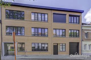 Uitzonderlijk knap energiezuinig appartement met industriële accenten:Dit verfijnde appartement (ca. 85 m²) op de eerste verdieping van een...