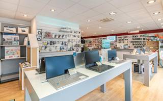 Bent u op zoek naar een opbrengsteigendom? Dan is dit uw kans, dit handelspand is verhuurd aan 1800€ per maand. Het handelspand heeft een oppervlakte van 260 m². Ook aan energie is gedacht, zo voldoet het handelspand aan alle normen, ramen met dubbel glas, zonnepanelen, verwarming op aardgas, airco en de elektriciteit is conform.  Het handelspand is gelegen op het volledig gelijkvloers van dit gebouw. Er zijn twee commerciële ruimtes, kantoren en opslagruimte.  Interesse? Contacteer ons voor een afspraak op 052/41.41.94 of info@rosiersderidder.be<br />Referentie: 5017