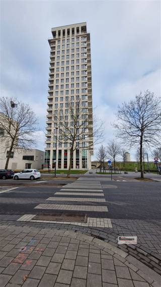 <p><span>In het park Spoor Noor gelegen appartement met twee slaapkamers en terras.</span></p><p><span> </span></p><p><span>Weids uitzicht over het park. <br />Recent gebouw. Lift. Kelder.</span></p><p><span>Je kan een ondergrondse autostaanplaats bij aankopen voor € 20.000</span></p><p><span> </span></p><p><span> </span></p><p><span>Indeling:</span></p><p><span> </span></p><p><span>inkomhal/nachthal</span></p><p><span>Leefruimte met open keuken en toegang tot het terras.</span></p><p><span>Twee slaapkamers.</span></p><p><span>Berging met plaats voor wasmachine.</span></p><p><span>Badkamer met douche in bad.</span></p><p><span>Apart toilet.</span></p>