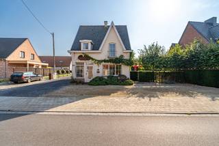 Deze veelzijdige eigendom doet momenteel dienst als restaurant, maar biedt dankzij de ruime indeling tal van mogelijkheden voor wonen, werken of een combinatie van beide.<br /><br />Het hoofdgebouw omvat een ruime restaurant-/leefruimte, badkamer met ligbad en douche, toilet, 2 slaapkamers en een extra toiletruimte die kan worden ingericht als tweede badkamer.<br /><br />Het ruime bijgebouw beschikt over een keuken en een polyvalente ruimte die perfect kan worden ingericht als extra leefruimte, hobbyruimte, bureauruimte of praktijkruimte voor een vrij beroep.<br /><br />Buiten geniet u van een ruime aangelegde tuin met zuidelijke oriëntatie, een groot terras en ruim voldoende parkeergelegenheid.<br /><br />Een eigendom met bijzonder veel potentieel, ideaal voor wie op zoek is naar een ruime en flexibele woon-werkcombinatie.