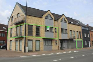 Dit lichtrijke en instapklare appartement bevindt zich in de Graaf van Landaststraat in Eine (Oudenaarde) en combineert comfortabel wonen met een bijzonder praktische ligging. In de directe omgeving vindt u onder meer een bakker, slager, apotheek, supermarkt en andere handelszaken. Ook het station van Eine bevindt zich vlakbij en de N60 richting Oudenaarde en Gent is vlot bereikbaar. Het centrum van Oudenaarde ligt op ongeveer 5 minuten rijden.<br /><br />Via de inkomhal met gastentoilet bereikt u de ruime en lichtrijke woonkamer met aansluitend de volledig geïnstalleerde open keuken. Dankzij de open indeling vormt dit een aangename leefruimte waar koken, tafelen en ontspannen mooi samenkomen. Aansluitend bevindt zich een praktische wasplaats/berging.<br /><br />Het appartement beschikt over een ruime slaapkamer van circa 12 m² en een tweede kamer van circa 9,5 m². Deze laatste kan perfect gebruikt worden als tweede slaapkamer, bureau, dressing of hobbyruimte. De badkamer is uitgerust met een douche, lavabomeubel, spiegelkast en een tweede toilet.<br /><br />Ook aan extra comfort werd gedacht. Zo beschikt het appartement over een private garage met aansluitende kelderberging. Bovendien werd het appartement recent geschilderd en zijn er nieuwe verlichting en gordijnen voorzien, waardoor u zonder grote voorbereidingen uw intrek kunt nemen.<br /><br />Het appartement heeft een gunstig EPC-label B. <br /><br />De gemeenschappelijke kosten bedragen €50 per maand. Het appartement is beschikbaar vanaf 01/11/2026. Heeft u interesse in dit verzorgde appartement op een vlot bereikbare locatie in Eine? Dien dan eenvoudig uw bezoekaanvraag in via de website van Immo Francois. Wij nemen graag contact met u op om een bezoekmoment in te plannen.<br /><br />