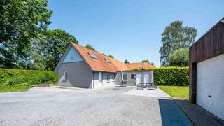 <span><strong>Via een lange oprijlaan</strong></span> bereikt u deze <span><strong>charmante en idyllisch gelegen woning</strong></span>, verscholen van de straat en <span><strong>omgeven door rust en groen</strong></span>.<br />Dankzij de unieke ligging geniet u hier van <span><strong>maximale privacy</strong></span>, terwijl het centrum van Deerlijk zich op slechts 2 km bevindt.<br />De woning verwelkomt u met een <span><strong>gezellige L-vormige woonkamer</strong></span>. In de zithoek bevindt zich de trap naar de bovenverdieping, waar<span><strong> 2 comfortabele slaapkamers</strong></span> zijn ondergebracht.<br />Op het gelijkvloers vindt u verder een<span><strong> geïnstalleerde keuken, een badkamer uitgerust met douche, lavabo en toilet</strong></span>, evenals een praktische <span><strong>berging/wasplaats</strong></span>.<br />Buiten is er een <span><strong>gezellig terras</strong></span> waar u kan genieten van de tuin, ideaal voor wie houdt van <span><strong>buitenleven en ontspanning</strong></span>.<br />Bovendien beschikt het eigendom over <span><strong>2 afzonderlijke garages, wat zorgt voor extra bergruimte en parkeermogelijkheden.</strong></span><br />Bent u op zoek naar een <span><strong>knusse woning op een rustige locatie</strong></span>, met alle voorzieningen binnen handbereik? Dan is deze eigendom beslist een bezoek waard.<br />EPC : 293 en UC : 3616180<br /><u>Contacteer Peter voor een bezoek : 0496/176878</u>