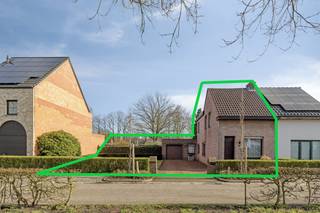 Gelegen in de gegeerde en rustige Romboutweg 88 te Brasschaat, vind je deze woning op een perceel van 917 m² met tal van mogelijkheden.Een troef...