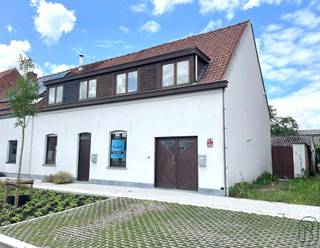 Deze instapklare woning biedt dankzij de indeling en dubbele voorzieningen tal van mogelijkheden: ideaal als kangoeroewoning, co-housing of...