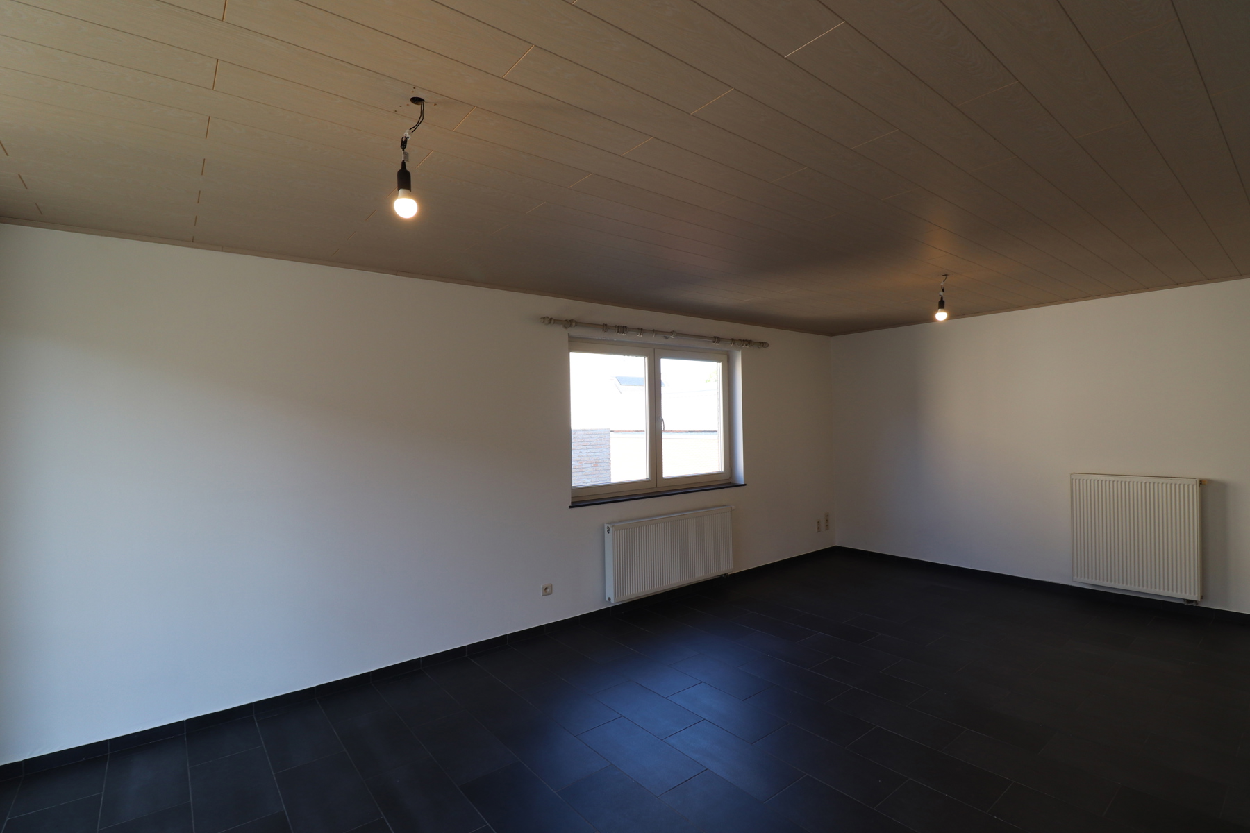 Ruim 2-slaapkamerappartement met terras en lift op de 1ste verdieping links met garage - foto 4