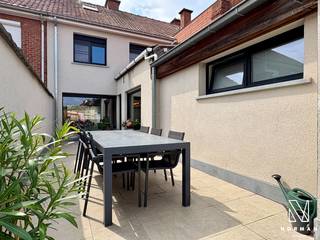 Welkom in deze instapklare woning, gelegen in een rustige en kindvriendelijke woonwijk te Bavikhove, met tuin, garage en uitweg!<br /><br />Bij het betreden van de woning komt u binnen in de ruime inkomhal. Aanpalend bevindt zich de lichtrijke leefruimte, waar plaats is voor zowel een zithoek als een eetplaats. Dankzij de gashaard geniet u hier bovendien van een aangename, gezellige warmte.<br />Verder bevindt zich de keuken, uitgerust met alle comfort, waaronder een oven, microgolfoven en fornuis.<br />Op het gelijkvloers bevindt zich eveneens de ruime badkamer, voorzien van een inloopdouche, ligbad, dubbele wastafel en toilet.<br />Via de keuken heeft u toegang tot de kelder, die ideaal is als extra bergruimte.<br /><br />Op het eerste verdiep vindt u de twee volwaardige, ruime slaapkamers. Verder is er een praktische dressing, alsook een aparte wasplaats met aansluiting voor een wasmachine en droogkast. Daarnaast is er op deze verdieping een extra toilet voorzien.<br /><br />Verder is er de ruime zolder.<br /><br />Deze woning beschikt over een onderhoudsvriendelijke, aangename tuin, waar plaats is voor een buitentafel en zithoek. Een ideale plek om op zonnige dagen te kunnen genieten. De tuin is voorzien van een apart tuinpoortje.<br />Tot slot en als extra troef beschikt deze woning over een ruime garage en uitweg. Hier is voldoende plaats om twee wagens te parkeren.<br /><br />TROEVEN:<br />+ Conforme elektriciteit<br />+ Garage met uitweg<br />+ Instapklaar<br />+ EPC D: geen renovatieverplichting