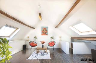 Dit zeer ruim appartement, met een bewoonbare oppervlakte van maar liefst 195 m², bevindt zich op de 3e en 4e verdieping in een authentiek gebouw in het hartje van het oude stadscentrum!<br /><br />Op de 3e verdieping bevindt zich de inkomhal met toegang tot het groot terras, een berging, een ruime nachthall, 2 ruime slaapkamers en een derde slaapkamer (momenteel ingericht als bureauruimte) , een afzonderlijk toilet, een badkamer voorzien van een ligbad en douche, een ruime aparte dressing en een volledig geïnstalleerde open keuken met de trap die je naar de 4e verdieping brengt. Hier vind je de ruime en lichtrijke woonkamer over de ganse verdieping!<br /><br />Er is tevens een gemeenschappelijke kelder- en fietsenberging aanwezig.<br /><br />Dit charmant dakappartement is dus dé perfecte plek om te wonen. Met zijn ruime indeling, moderne voorzieningen en geweldige locatie, biedt dit appartement alles wat u nodig heeft voor een comfortabel en luxueus leven. <br /><br />Echt een uitmuntend appartement dat zeker uw bezoekje waard is!