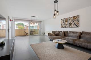 <p>In de centraal gelegen Duifhuisstraat vinden we dit goed onderhouden dakappartement met 2 slaapkamers, ideaal voor wie op zoek is naar een aangenaam appartement om te wonen of als investering.<br /><br />Het appartement beschikt over een aangename leefruimte met veel natuurlijk licht, een functionele keuken, twee volwaardige slaapkamers, een berging en een moderne badkamer. Dankzij de ligging op de bovenste verdieping geniet het appartement bovendien van een aangename woonbeleving en extra privacy.<br /><br />Een grote troef is de garagebox achter het gebouw, die extra parkeergelegenheid en bergruimte biedt. De garagebox is verplicht mee aan te kopen voor € 25.000.<br /><br />Een interessant appartement voor wie comfortabel wil wonen op een centrale locatie, met de praktische meerwaarde van een eigen garagebox.<br />Spreekt dit u aan? Twijfel dan niet om contact op te nemen.</p>