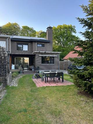 Instapklare 3 slpk. woning met grote tuin<br /><br />Beschrijving: Deze instapklare woning is gunstig gelegen in een rustige woonwijk in Grobbendonk, en combineert een praktische indeling met aangename leefruimtes.<br /><br />Via de inkomhal komt u in de leefruimte, ingedeeld in een gezellige zit-, eet- en bureauhoek. De achtergelegen ruime keuken is deels vernieuwd in 2023 en heeft zicht op de tuin, net als de leefruimte. Er is aansluitend een gezellig overdekt terras. Op de 1ste verdieping zijn er twee ruime slaapkamers en een kleinere slaapkamer die momenteel dienst doet als dressing.<br /><br />Verder beschikt de woning over een praktische kelder, en een zeer ruime tuin met bos achteraan. Er is een losstaande garage in de tuin, en vooraan het huis is er voldoende parkeerplaats voor meerdere auto's.<br /><br />Er zijn de afgelopen jaren verschillende verbouwingen uitgevoerd.<br />- Vloer living vernieuwd (2021)<br />- Badkamer vernieuwd (2021) <br />- Dak + ramen & deuren vernieuwd (2021)<br />- Apart toilet vernieuwd (2024)<br />- Zonnepanelen (2023)<br />- Nieuwe gascondensatieketel (2025)<br /><br />- Elektriciteit is volledig conform<br />- verwarming op gas