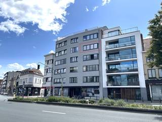 Gelegen aan de Stationsstraat 98 bus 11, bevindt dit appartement zich op een toplocatie in Eeklo: op wandelafstand van het station, scholen, winkels, horeca en andere voorzieningen. De centrale ligging zorgt voor een uitstekende bereikbaarheid, zowel met de wagen als het openbaar vervoer.Indeling:- ruime leefruimte met grote raampartijen en een open keukenhoek- slaapkamer 1- slaapkamer 2- slaapkamer 3- badkamer met ligbad, lavabo en toilet- berging/wasplaats- Een privatieve garage is inbegrepen in de prijs!Hoewel het appartement een opfrissing of renovatie kan gebruiken, zijn er reeds belangrijke stappen gezet:- nieuwe ramen werden recent geplaatst, wat bijdraagt aan een betere energie-efficiëntie- De gevel werd geïsoleerd en afgewerkt met spuitkurk, wat een positief effect heeft op het energieverbruik en wooncomfort.- Toelating van de VME voor het plaatsen van warmtepomp is aanwezigTroeven:- Lichtrijk appartement met een praktische indeling- 3 slaapkamers – ideaal voor gezinnen, koppels of investeerders- Garage inbegrepen- Gevel geïsoleerd en ramen vernieuwd- Centrale ligging nabij station, winkels, scholen en meer