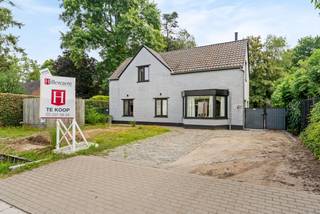 Op een gegeerde locatie in Zoersel bevindt zich deze ruime, instapklare woning op een prachtig perceel van 1.257 m². De woning onderging in 2018 een grondige renovatie en combineert hedendaags wooncomfort met authentieke charme en een doordachte indeling. Dankzij de aanwezigheid van twee keukens en twee leefgedeeltes is deze eigendom bovendien uitermate geschikt voor kangoeroewonen, een praktijkruimte of een inwonend familielid.<br /><br />Indeling:<br />Via de inkomhal, voorzien van een vestiairekast en een gastentoilet, betreedt u de woning. De lichtrijke leefruimte met eetkamer sluit naadloos aan op de open, volledig uitgeruste keuken, waardoor een aangename leefomgeving ontstaat.<br /><br />Op het gelijkvloers bevinden zich twee volwaardige slaapkamers, een extra kamer die momenteel ingericht is als dressing maar perfect als derde slaapkamer of bureau kan dienen, en een stijlvolle badkamer uitgerust met een ligbad, een inloopdouche en een wastafelmeubel.<br /><br />De eerste verdieping biedt een bijzonder veelzijdige woonverdieping. Hier bevindt zich de masterbedroom met ingemaakte kasten, een aparte strijkkamer, een afzonderlijk toilet en een tweede badkamer met ligbad en wastafelmeubel. Daarnaast beschikt deze verdieping over een tweede open keuken en een lichtrijke leefruimte, ideaal voor kangoeroewonen of een zelfstandige woonentiteit.<br /><br />Buitenruimte<br />De verzorgde tuin vormt een oase van rust en privacy en is prachtig aangelegd op het ruime perceel van 1.257 m². Achteraan bevindt zich een moestuin voor liefhebbers van tuinieren, terwijl het praktische tuinhuis extra bergruimte biedt. De buitenruimte leent zich perfect om in alle rust te genieten van het groen en de omgeving.<br /><br />Bijzonderheden<br />•Grondig gerenoveerd in 2018<br />•Perceel van 1.257 m²<br />•Bewoonbare oppervlakte van ca. 279 m²<br />•Vier slaapkamers<br />•Twee badkamers<br />•Twee volledig uitgeruste keukens<br />•Uitstekend geschikt voor kangoeroewonen<br />•EPC-label C<br />•Gegeerde ligging in Zoersel<br /><br />Een verzorgde en instapklare woning op toplocatie waar comfort, privacy en rust mooi samenkomen.