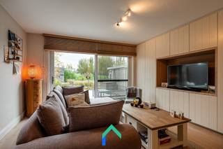 Algemeen<br />Welkom in deze gezellige woning in de Mandellaan te Meulebeke. De ligging combineert rust met een landelijk uitzicht achteraan wat meteen één van dé troeven van deze woning is. Binnen enkele minuten sta je met de wagen in het centrum van Meulebeke waar zich tal van voorzieningen bevinden zoals scholen, winkels, supermarkten en horeca.<br />De woning werd gebouwd in 2006 en doorheen de jaren verder geoptimaliseerd. Zo werd in de leefruimte een stijlvolle parketvloer geplaatst die zorgt voor een warme en tijdloze uitstraling. Daarnaast werden in de inkomhal, leefruimte en hoofdslaapkamer maatkasten voorzien, wat bijdraagt aan zowel het praktische comfort als de nette afwerking van de woning.<br /><br />Indeling<br />Via de inkomhal, uitgerust met een praktische maatkast, krijg je toegang tot het gastentoilet en de leefruimte. Deze lichtrijke leefruimte beschikt over een kwalitatieve kastenwand waarin de televisie mooi geïntegreerd kan worden. Dankzij het grote schuifraam vloeien binnen- en buitenruimte naadloos in elkaar over en geniet je vanuit de leefruimte van een aangenaam zicht op de tuin.<br /><br />De keuken bevindt zich vooraan in de woning en staat in direct contact met de leefruimte. Deze is voorzien van alle hedendaagse toestellen zoals een vaatwas, ingebouwde koelkast met vriesvak.<br /><br />Op de eerste verdieping bevinden zich drie slaapkamers, afgewerkt met een onderhoudsvriendelijke laminaatvloer. De badkamer werd in 2021 vernieuwd en beschikt over een moderne inloopdouche en een stijlvol lavabomeubel. Op deze verdieping zijn eveneens een apart toilet en een praktische wasberging aanwezig.<br /><br />De tweede verdieping is bereikbaar via een uitschuifbare trap. Deze ruimte werd volledig afgewerkt met OSB-platen en ingericht als extra slaapkamer.<br /><br />Ook buiten werd volop ingezet op comfort. In de tuin bevinden zich twee bijgebouwen: een praktische tuinberging en een tweede ruimte waarin momenteel een infraroodcabine is ondergebracht, die desgewenst kan blijven staan. Dankzij het halfopen karakter van de woning is er een handige zijdoorgang naar de voortuin. Bovendien is er voldoende plaats voorzien om een wagen te parkeren.<br /><br />Met twee terrassen geniet je op elk moment van de dag van een zonnig plekje en van het mooie landelijke uitzicht.<br /><br />Varia<br />Het grootste gedeelte van de woning werd geschilderd in neutrale kleuren. Je bent dus meteen gesetteld eens jouw meubelen zijn verhuisd. Verder werd ook gedacht aan energetische renovaties door het plaatsen van 12 zonnepanelen. Zo werd een energiezuinige woning met EPC-label B bekomen.<br /><br />Troeven<br />* Instapklaar<br />* Inbouwkasten bieden praktisch comfort<br />* Aangelegde tuin met landelijk zicht<br />* Energiezuinig<br /><br />Wens je de troeven van deze charmante woning zelf te ontdekken? Neem dan contact op met Mathieu en plan jouw bezoek in!<br /><br />T: 0479 63 53 01<br />M: mathieu@gentill.be