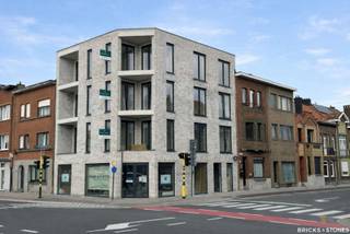 Dit volledig bemeubeld, energiezuinig nieuwbouw appartement met twee ruime slaapkamers.Aangename en lichtrijke leefruimte dankzij de grote...