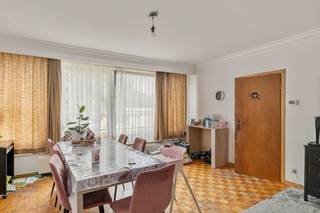 Op een aangename locatie aan de Rederijkerslei 11 in Lier bevindt zich dit ruime appartement met een bewoonbare oppervlakte van circa 100 m². Dankzij de royale leefruimte, twee volwaardige slaapkamers en het terras biedt het appartement heel wat ruimte en mogelijkheden.<br />Bij het betreden van het appartement komen we terecht in de inkomhal, die toegang geeft tot de verschillende vertrekken. De ruime en lichtrijke leefruimte biedt voldoende plaats voor zowel een gezellige zithoek als een volwaardige eetplaats. De grote raampartijen zorgen voor veel natuurlijke lichtinval.<br />Aansluitend bevindt zich de afzonderlijke keuken, praktisch ingericht en voorzien van voldoende kastruimte. Het appartement beschikt verder over twee ruime slaapkamers. Beide kamers genieten van een aangename lichtinval en bieden voldoende ruimte voor een dubbel bed en bijkomende kasten.<br />De badkamer is uitgerust met een ligbad met douchevoorziening en wastafel. Hier is eveneens plaats voorzien voor een wasmachine en droogkast.<br />Een bijkomende troef is het terras, bereikbaar vanuit de slaapkamers, waar u rustig buiten kunt zitten en uitkijkt op het groen van de gemeenschappelijke omgeving.<br />Met zijn oppervlakte van ca. 100 m², twee ruime slaapkamers, veel natuurlijke lichtinval en terras is dit een interessant appartement voor wie op zoek is naar ruimte en een centrale ligging in Lier.<br /><br />Troeven:<br />✅ Ca. 100 m² bewoonbare oppervlakte<br />✅ EPC = B<br />✅ 2 ruime slaapkamers<br />✅ Royale en lichtrijke leefruimte<br />✅ Garage<br />✅ Terras<br />✅ Veel natuurlijke lichtinval<br />✅ Gelegen aan de Rederijkerslei in Lier<br /><br />Voor interactieve grondplannen met foto’s, ga naar www.wijns.be en klik op de knop “virtueel bezoek”.<br />Info & afspraak: ☎ 0473/33 33 10 ✉ geoffry@wijns.be
