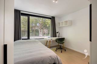 <p><span>Deze aangename studentenkamer is gelegen op de eerste verdieping van een kleinschalig studentenpand in de Vlamingenstraat, midden in het centrum van Leuven. Het gebouw werd volledig gerenoveerd in 2021 en werd sindsdien zeer goed onderhouden.</span></p><p><span>De kamer bevindt zich aan de rustige achterzijde van het gebouw en geniet dankzij de ligging van een uniek zicht op het stadspark. Met een oppervlakte van 17 m² biedt de kamer voldoende ruimte voor een comfortabel studentenverblijf.</span></p><p><span>De kamer is volledig ingericht en beschikt over een bed van 140 cm, bureau met bureaustoel, een frigo met diepvriesvak, magnetron en een ruime kleerkast. Een belangrijk voordeel is het </span><span>eigen sanitair</span><span>, bestaande uit een douche, lavabo en afzonderlijk toilet.</span></p><p><span>Op elke verdieping bevindt zich een gemeenschappelijke keuken. De keuken op de eerste verdieping wordt slechts door vier studenten gedeeld. Daarnaast kunnen de studenten gebruikmaken van een gemeenschappelijk stadstuintje.</span></p><p><span>Dankzij de centrale ligging bevinden winkels, studentenvoorzieningen, horecazaken en campussen zich op korte afstand. </span></p><p><span> </span></p><p><span>Interesse in een interessante studenteninvestering of een perfecte uitvalsbasis voor een student die centraal in Leuven wil wonen? </span><span>Contacteer ons via 016 15 31 15 of info@immolivit.be</span><span> </span></p>