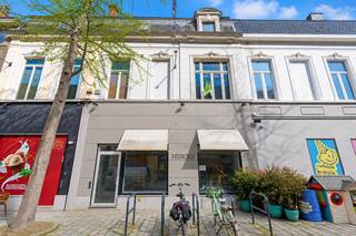 Bent u op zoek naar een commercieel pand op een strategische locatie, ideaal voor eigen gebruik of als slimme investering? Dan is dit handelspand in het hart van Roeselare precies wat u zoekt.<br /><br /><strong>Ligging: </strong>Dit pand is gelegen in een gezellige zijstraat van de Ooststraat, de winkelstraat van Roeselare. De ligging is werkelijk ideaal: op wandelafstand van het station, vlak bij talloze winkels, horecazaken en andere handelszaken. Dankzij de centrale locatie geniet het pand van een constante passage en uitstekende zichtbaarheid, wat het uitermate geschikt maakt voor een winkel, kantoor of vrij beroep.<br /><br /><strong>Indeling:</strong> Bij het binnenkomen word je verwelkomd in een ingerichte winkelruimte met etalage, ideaal om je producten of diensten in de kijker te zetten. Via een vaste trap bereik je de eerste verdieping met een functionele keuken, een apart toilet en een handige opbergruimte. Een tweede trap brengt je naar de zolderkamer, perfect inzetbaar als extra stockruimte of bureau.<br /><br /><strong>Troeven:</strong>
<ul>
	<li>Centrale en commerciële toplocatie</li>
	<li>Op wandelafstand van station, winkels en horeca</li>
	<li>Veel passage en visibiliteit</li>
	<li>Geschikt voor zowel starters als gevestigde ondernemers</li>
</ul>
Kortom, dit pand biedt een unieke kans voor ondernemers of investeerders die willen profiteren van een strategische locatie in een dynamische stad.<br /><br /><strong>Interesse?</strong> Grijp deze kans en geef uw zaak een vliegende start! Neem vandaag nog contact met ons op via T. 051|201.400 voor meer informatie of een bezichtiging.