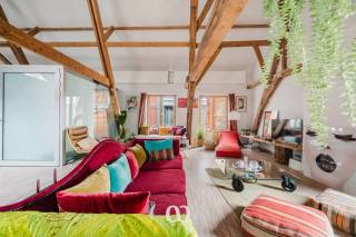 Ben jij op zoek naar een karaktervol en bijzonder ruim appartement van maar liefst 188 m² in het bruisende centrum van Oudenaarde? Gevonden!<br /><br />De uitstekende ligging op amper één minuut wandelen van de Markt, de ruime en open leefruimtes, de grote hoeveelheid natuurlijk licht en het gezellige dakterras zijn maar enkele van de vele troeven die we hier terugvinden!<br /><br />INDELING:<br /><br />APPARTEMENT: Je komt het appartement binnen via de inkomhal. Van hieruit kom je terecht in de ruime en open living die naadloos overloopt in de volledig uitgeruste open keuken. Aansluitend aan de keuken bevindt zich een praktische wasplaats/berging.<br /><br />Verder beschikt het appartement over twee ruime slaapkamers, een apart toilet, een bureauruimte en een badkamer.<br /><br />DAKTERRAS: Als extra troef beschikt dit appartement over een ruim en gezellig dakterras. De ideale plek om buiten te genieten, midden in het centrum van Oudenaarde.<br /><br />Lijkt dit ruime en karaktervolle appartement wel iets voor jou? Aarzel dan zeker niet en contacteer ons vandaag nog om een bezoek in te plannen!