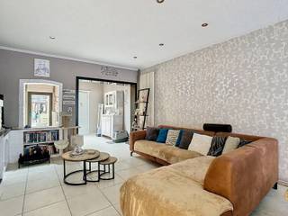 Zéér ruime gezinswoning met 6 SLPK én garage!Deze uitzonderlijk ruime woning is uiterst centraal gelegen aan de rand van de stad Aalst, op...