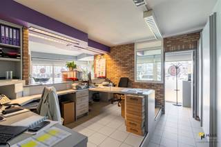 Frans Van Heymbeecklaan 1 - Deurne Spacious commercial ground floor (141 m²) on a top location in Deurne.On an easily accessible location in Deurne...