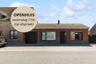 <p>Op zoek naar comfortabel gelijkvloers wonen met potentieel? Deze bungalow in Oudenburg biedt een mooie basis op een centrale ligging.</p><p>Via de inkomhal kom je in de gang die toegang geeft tot de lichtrijke leefruimte met zicht op de tuin. Aansluitend bevindt zich de praktische keuken met toegang tot de berging en het aparte toilet. Verder zijn er twee volwaardige slaapkamers en een nette badkamer. De inpandige garage en extra bergingen zorgen voor voldoende opbergruimte.</p><p>Buiten geniet je van een zonnige tuin met de nodige privacy, ideaal om tot rust te komen.</p><p>Technisch zijn reeds stappen gezet: de meeste ramen werden vernieuwd naar hoogrendementsglas en het plafond is geïsoleerd. Door het aanpassen van het verwarmingssysteem kan de EPC-score relatief eenvoudig verbeterd worden.</p><p>Centrale ligging met een vlotte verbinding naar Brugge, Oostende en omliggende gemeenten, alsook nabij winkels en voorzieningen.</p><p>Ideaal voor wie comfortabel en gelijkvloers wil wonen en de woning verder naar eigen smaak wil afwerken.</p><p>Interesse?</p>
