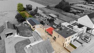 <p><span><strong>KIJKDAG DO 10/09 | TOPPER | ENERGIEZUINIGE WONING MET LOODS OP 893M² TE DENTERGEM</strong></span><br /><span>Ben je op zoek naar een instapklare woning met loods maar wil je niet inboeten qua energiezuinigheid, hedendaagse normen en ruimte? Dan is dit je kans! </span><br /><span>Deze instapklare woning met loods is gelegen langs de Markegemsesteenweg te Dentergem, vlakbij bakker, slager, school, bibliotheek, supermarkt,... en werd grondig gerenoveerd met nieuwe aanbouw in 2001, nieuwe ramen + muurisolatie (2015), vloeren en keuken (2011), badkamer (2013),...</span><br /><span>Tot slot is er een ruime loods van maar liefst 112m² met recent dak en nog eens 21 zonnepanelen. Ideaal als opslag, atelier, hobby of polyvalente ruimte.</span><br /><span>Kijkdag op afspraak donderdag 10 september, mail of bel om jouw afspraak vast te leggen.</span></p><p><span><strong>INDELING: </strong></span><br /><span>We komen binnen in de inkomhal met rechtstreekse toegang tot de leefruimte. De leefruimte biedt voldoende plaats voor een ruime zithoek en eetplaats. Naast verwarming met warmtepomp kan men hier in de winter ook extra genieten van de gezellige palletkachel. Aansluitend vinden we de ruime open en geïnstalleerde keuken (koelkast | oven | stoomoven | dubbele spoelbak | vaatwasmachine | kookplaat | dampkap) met voldoende kastruimte alsook plaats voor een extra zithoek. Achterliggend bevindt zich de koele berging, de badkamer met inloopdouche en lavabo met meubel alsook de wasplaats. Verder is er gelijkvloers alvast 1 slaapkamer of bureauruimte voorzien.</span><br /><span>Op het eerste verdiep is er nachthal met toegang tot 2 ruime slaapkamers. </span><br /><span>Naast de woning is er een brede oprit met recente geautomatiseerde poort die uitgeeft op de binnenkoer met toegang tot het ruime bijgebouw van maar liefst 112m², tevens voorzien van een automatische poort, laadpaal, 21 zonnepanelen en drijfkracht.</span><br /><span>Tot slot is er een mooie grote tuin aanwezig met extra terras en met mooi zicht op agrarisch landschap om volledig tot rust te komen.</span></p><p><span><strong>TROEVEN: </strong></span><br /><span>- Bijgebouw van 112 m²</span><br /><span>- Perceel van 893m²</span><br /><span>- Energiezuinig - label B</span><br /><span>- Instapklaar</span><br /> </p>